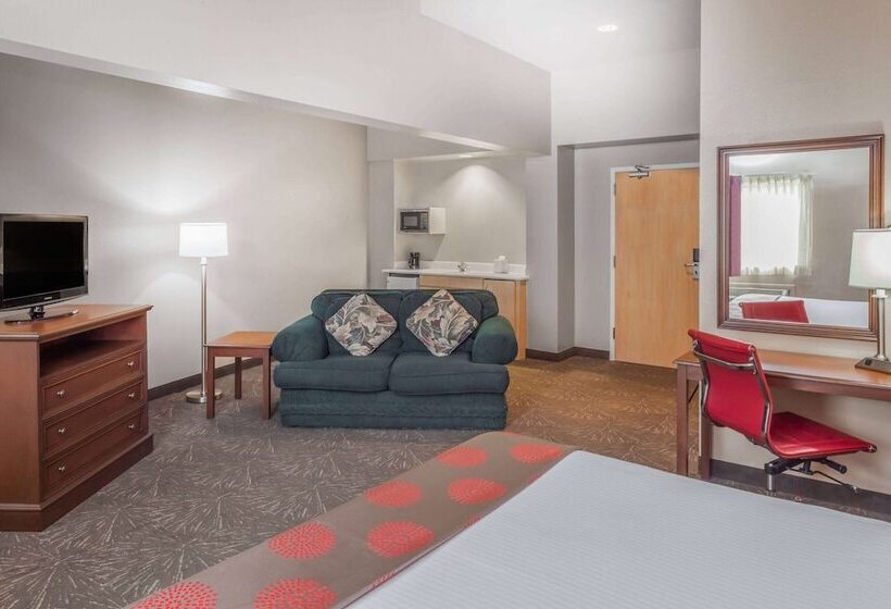 キングサイズベッドのスイートルーム, Ramada By Wyndham Hammond Hotel & Conference Center