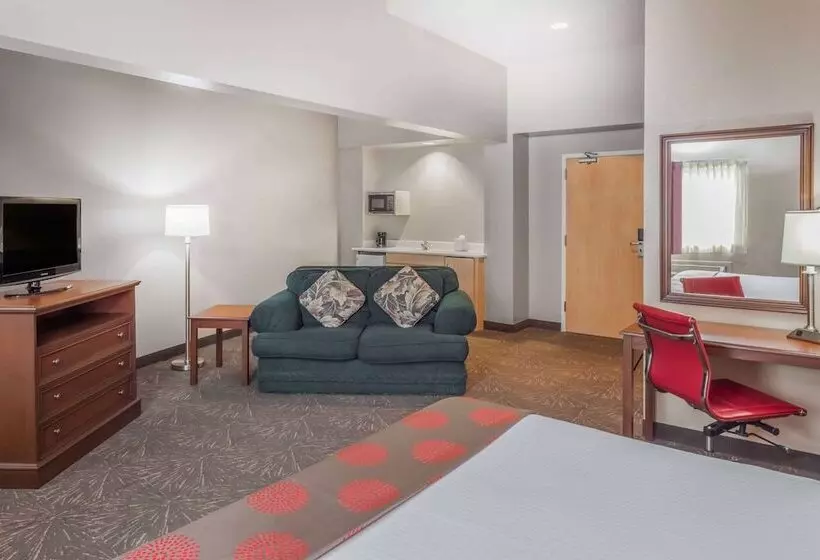 キングサイズベッドのスイートルーム, Ramada By Wyndham Hammond Hotel & Conference Center