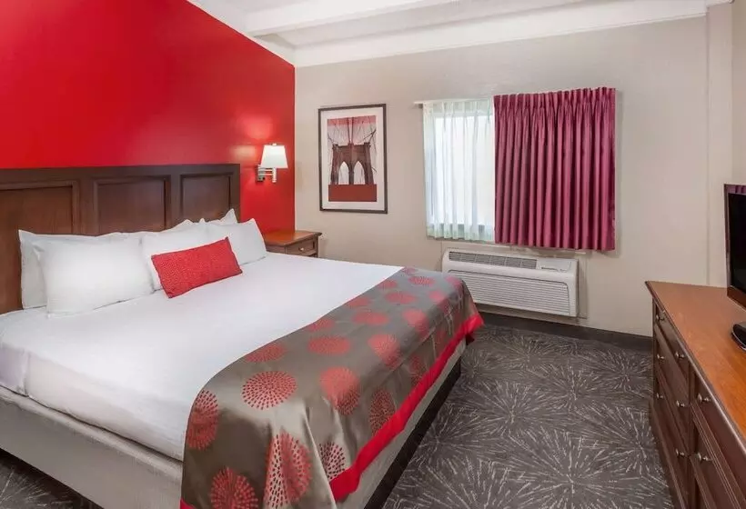 キングサイズベッドのスイートルーム, Ramada By Wyndham Hammond Hotel & Conference Center