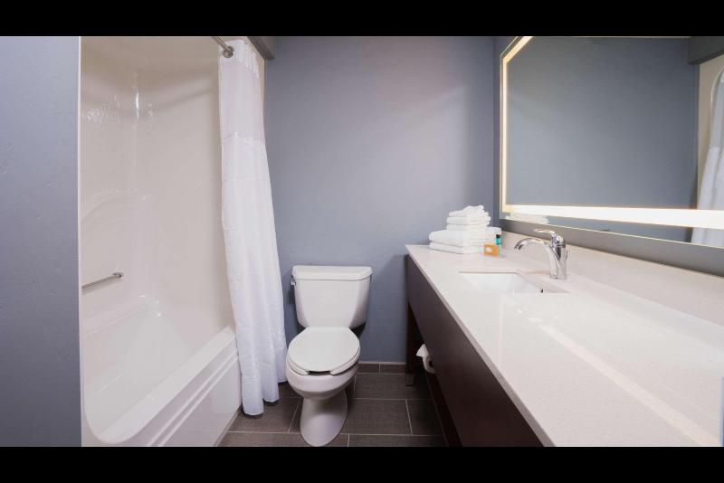 غرفة قياسية سرير ملكى, The Pine Lodge On Whitefish River