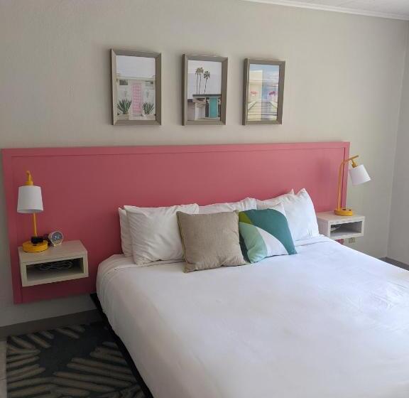 带大床的套房, Queen's Court Inn