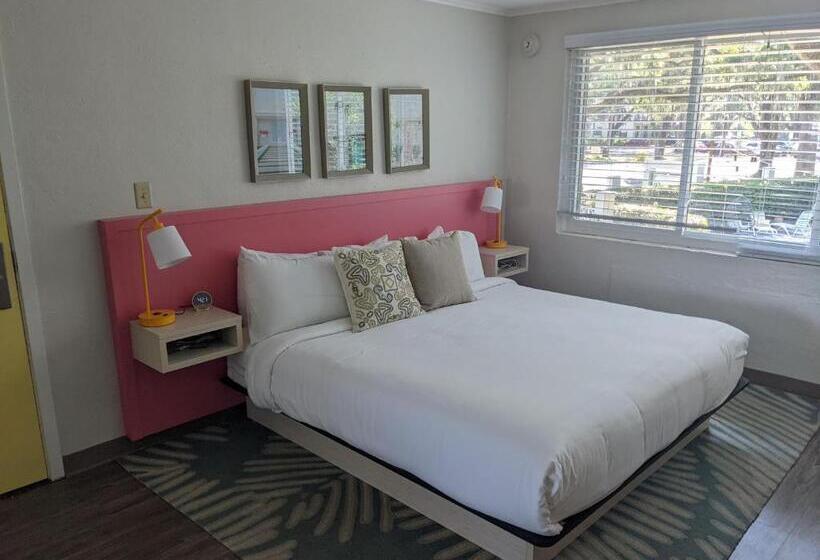 家庭间, Queen's Court Inn