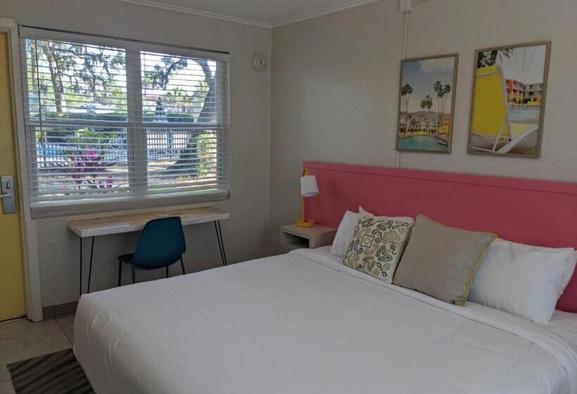 带大床的标准间, Queen's Court Inn