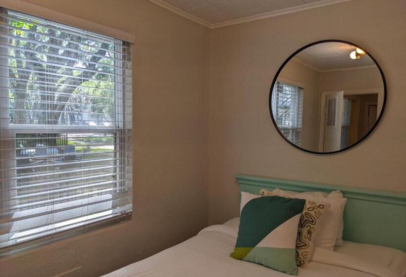 豪华套房, Queen's Court Inn