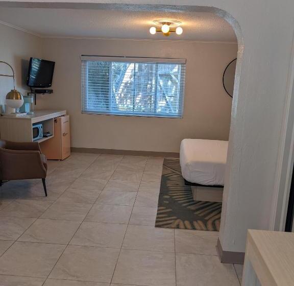 豪华房间, Queen's Court Inn