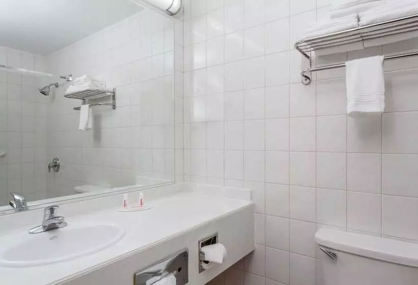 ２ダブルベッドのスタンダードルーム, Days Inn By Wyndham Woodbury Long Island
