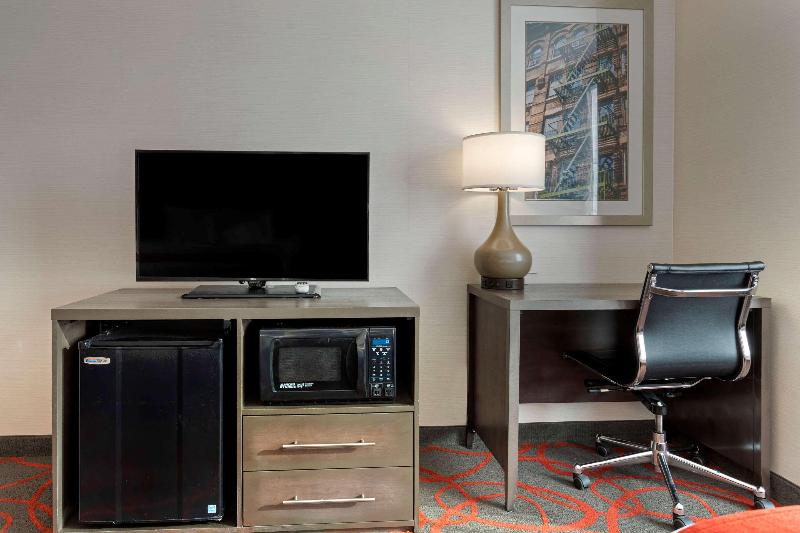 带皇后床的套间, Holiday Inn Express Los Angeles Downtown West By Ihg