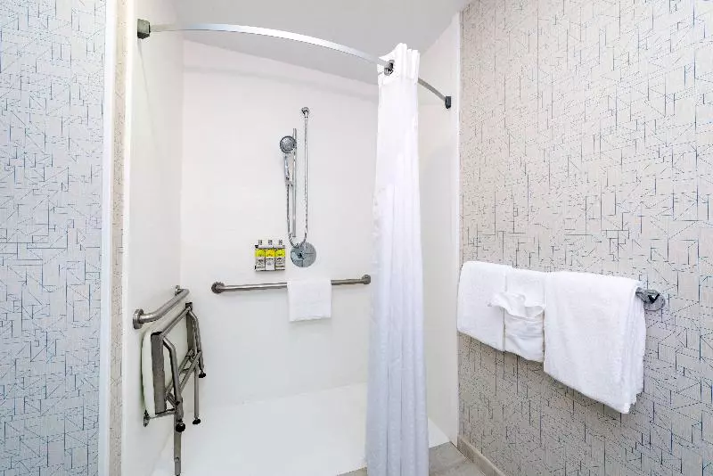 سوئیت برای معلولان, Holiday Inn Express Los Angeles Downtown West By Ihg
