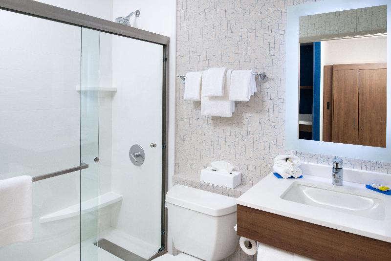带大床的行政房间, Holiday Inn Express Los Angeles Downtown West By Ihg