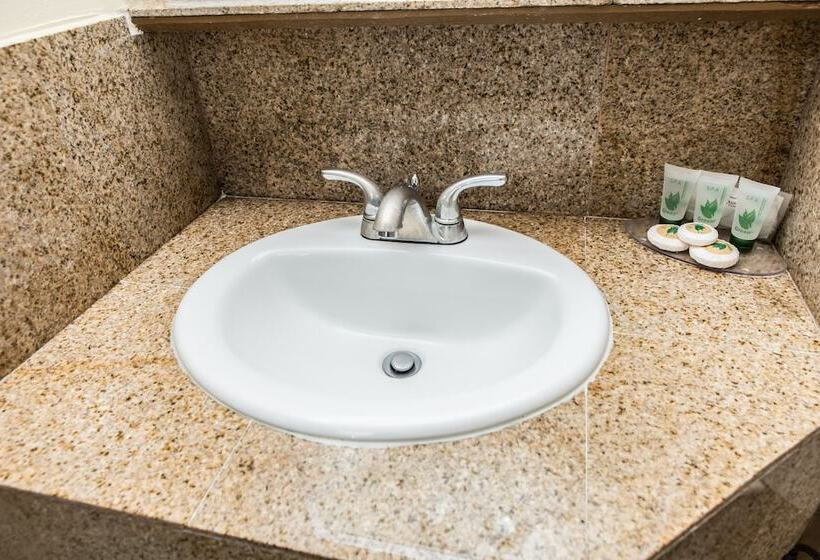 غرفه قياسيه سريرين مزدوجين, Pelican Inn