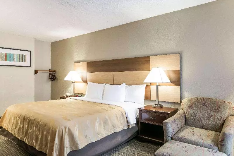 キングサイズベッドのスタンダードルーム, Quality Inn & Suites Near Lake Eufaula