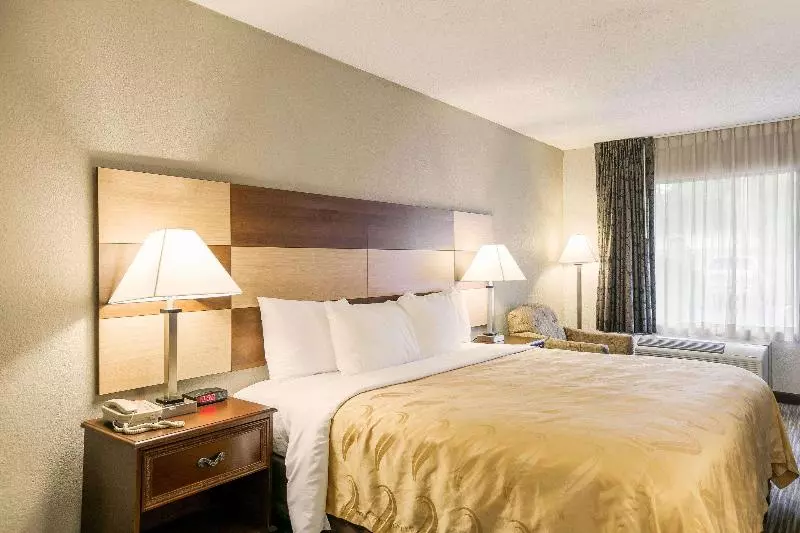 キングサイズベッドのスタンダードルーム, Quality Inn & Suites Near Lake Eufaula