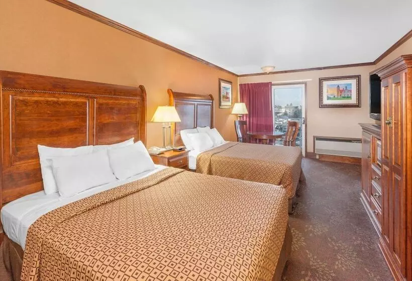 ２ダブルベッドのスタンダードルーム, Ramada By Wyndham Mackinaw City Waterfront