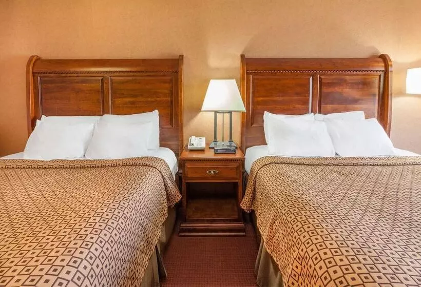 ２ダブルベッドのスタンダードルーム, Ramada By Wyndham Mackinaw City Waterfront