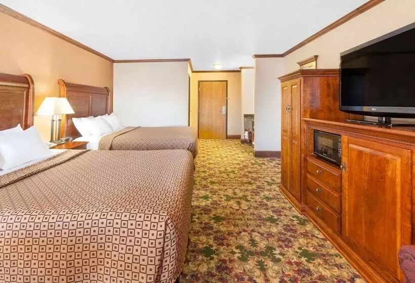 ２ダブルベッドのスタンダードルーム, Ramada By Wyndham Mackinaw City Waterfront