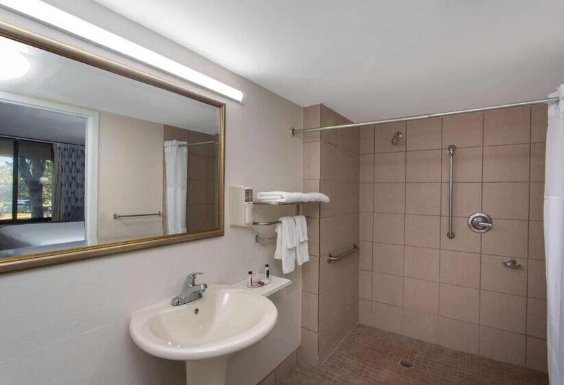 障害者適応デラックスルーム, Days Inn & Suites By Wyndham Tallahassee Conf Center I 10