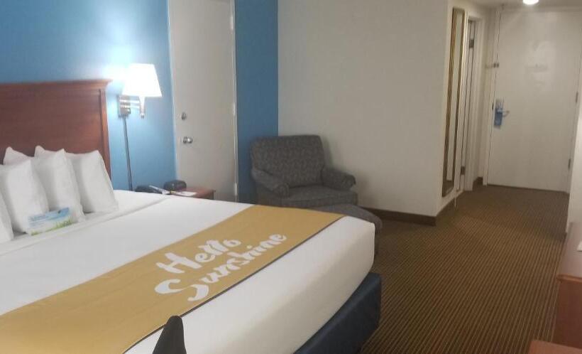 キングサイズベッドのスタンダードルーム, Days Inn & Suites By Wyndham Tallahassee Conf Center I 10