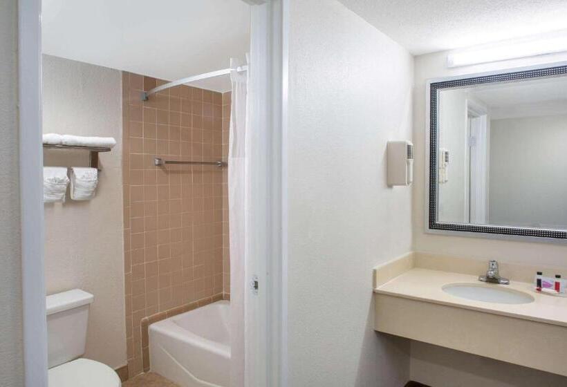 キングサイズベッドのスイートルーム, Days Inn & Suites By Wyndham Tallahassee Conf Center I 10