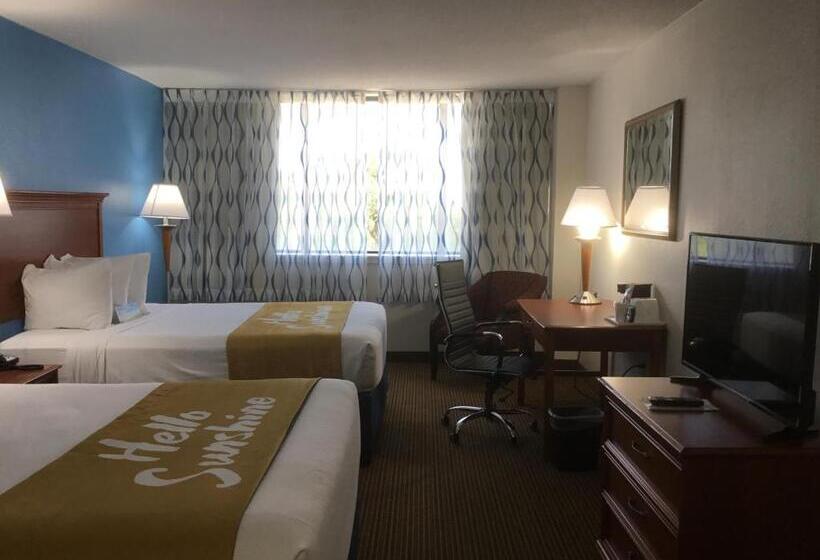 デラックスルーム, Days Inn & Suites By Wyndham Tallahassee Conf Center I 10