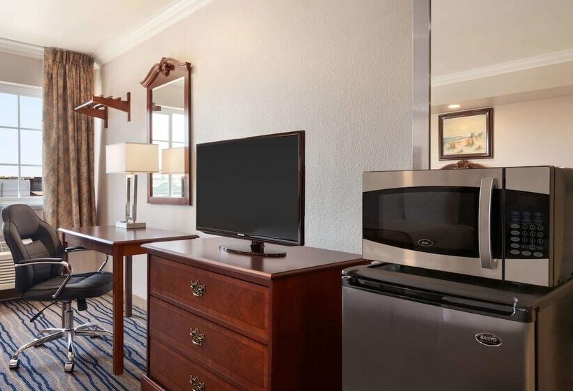 带2个双人床的标准工作室, Days Inn By Wyndham Eureka Ca