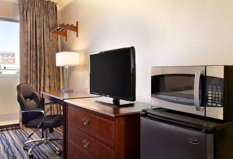 استودیوی استاندارد, Days Inn By Wyndham Eureka Ca