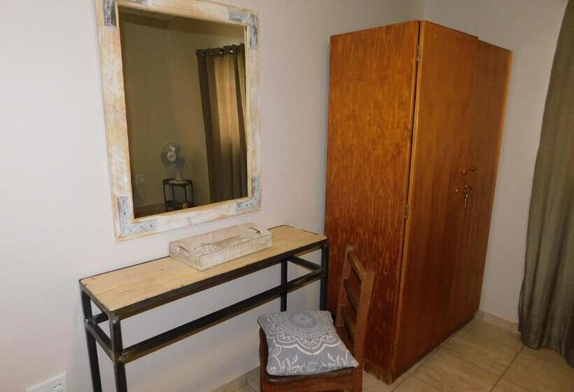 کلبه ییلاقی, Meteorite Rest Camp