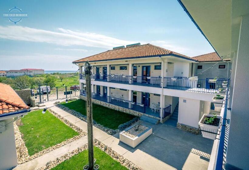 Номер Стандарт Вид на Море, The Old Border