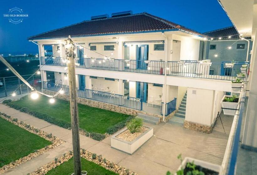 Номер Стандарт Вид на Море, The Old Border