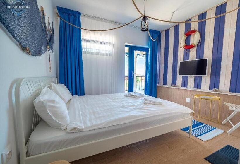 Номер Стандарт Вид на Море, The Old Border