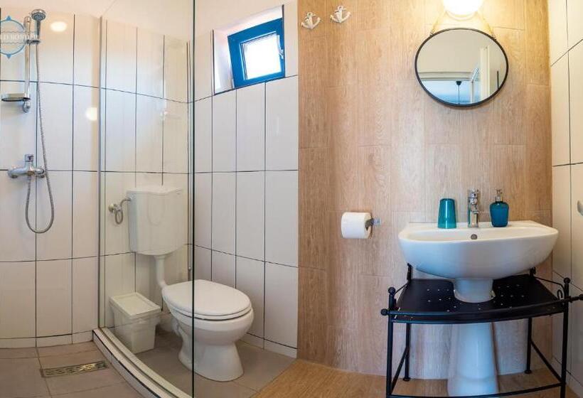 Номер Стандарт Вид на Море, The Old Border