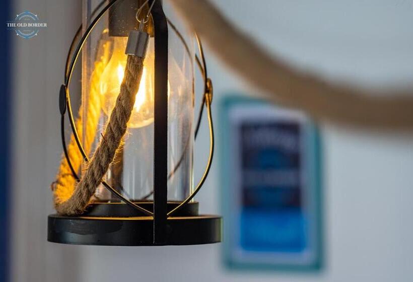 Номер Стандарт Вид на Море, The Old Border