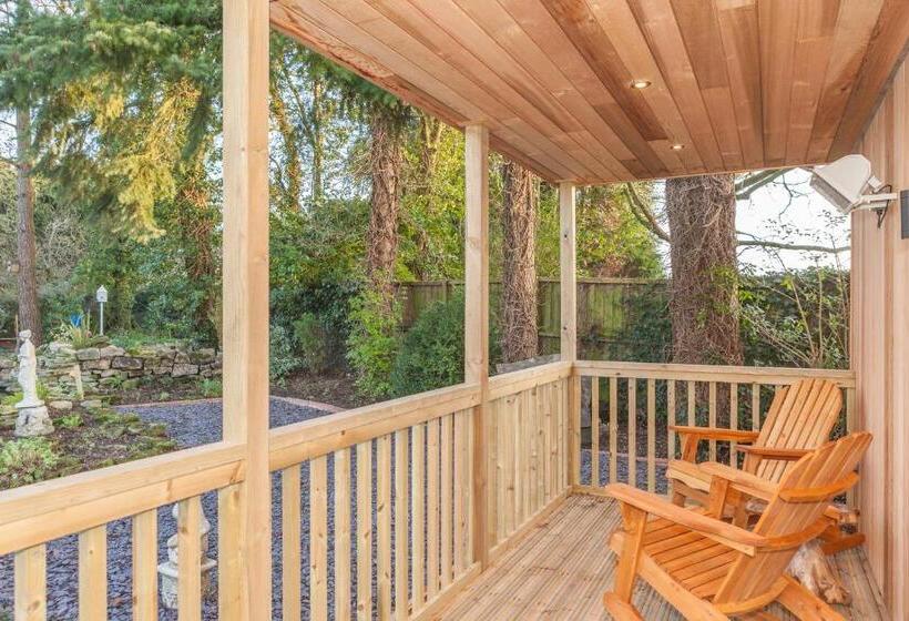 חדר סטנדרט לארבעה, Thatched Eaves