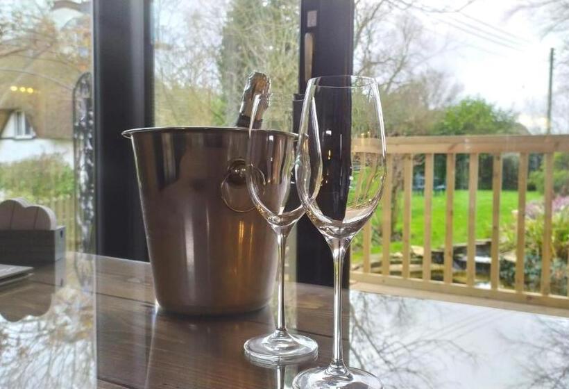 חדר סטנדרט לארבעה, Thatched Eaves