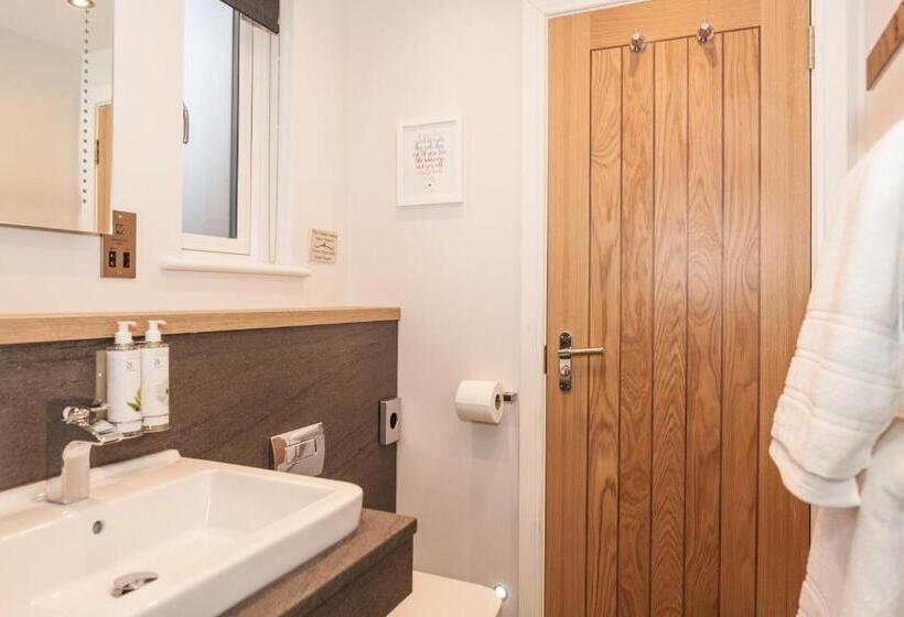 חדר סטנדרט לארבעה, Thatched Eaves