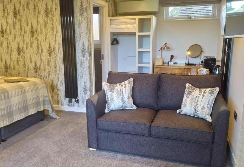 חדר סטנדרט לארבעה, Thatched Eaves