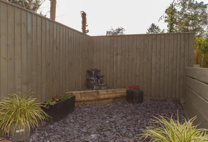 חדר משפחתי דלוקס, Thatched Eaves