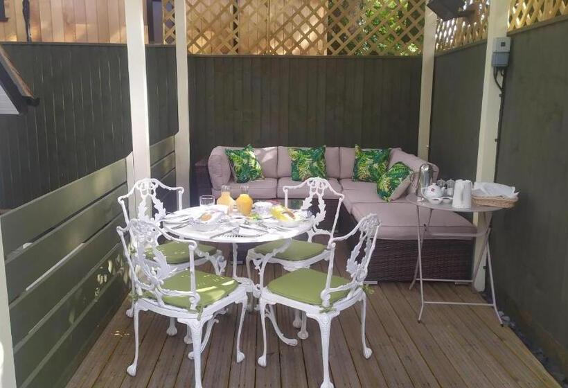 חדר משפחתי דלוקס, Thatched Eaves