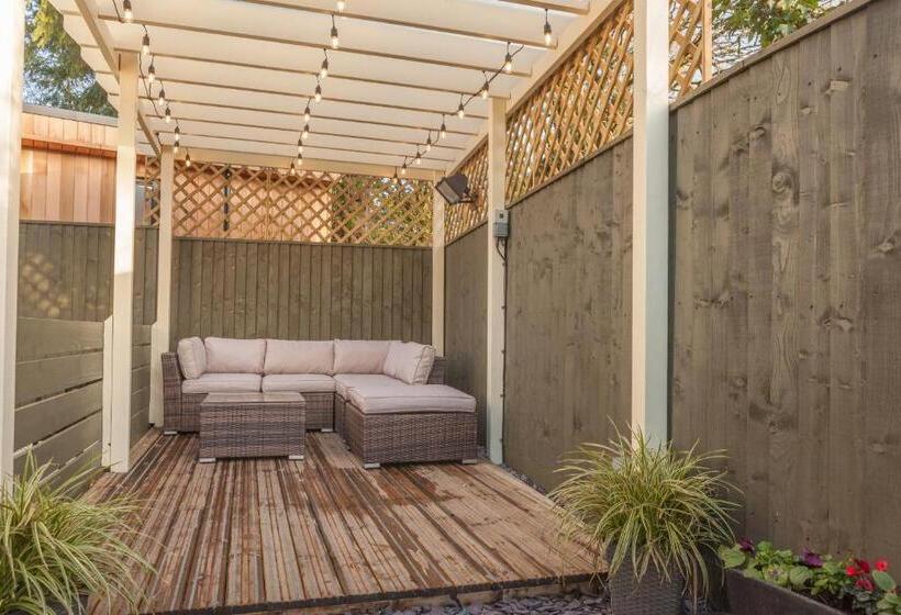 חדר משפחתי דלוקס, Thatched Eaves