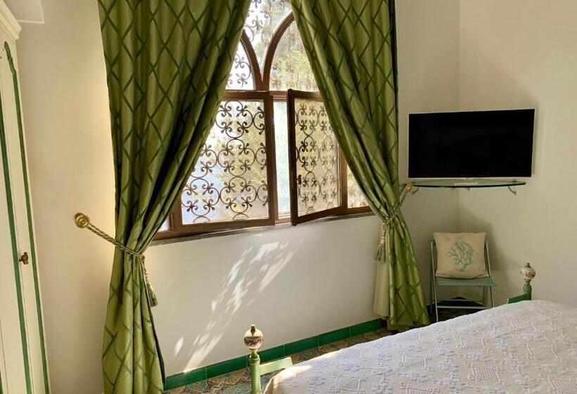 اتاق لوکس با چشم‌انداز دریا, Villa Le Baste