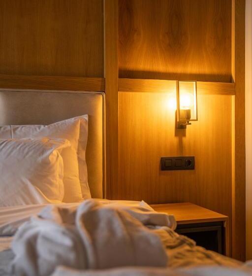 غرفة قياسية مزوَّدة بتراس, And Spa Moreni