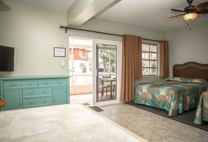 إستوديو قياسى, Ragged Edge Resort & Marina