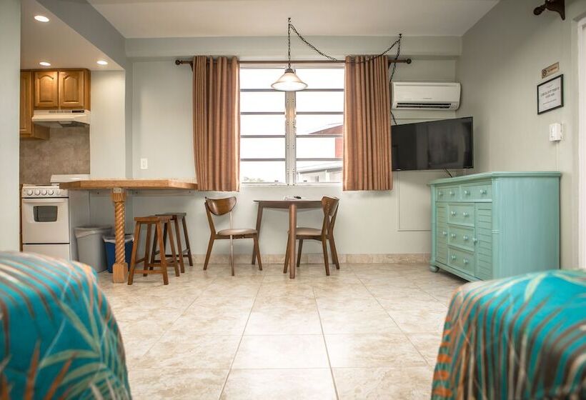 إستوديو قياسى, Ragged Edge Resort & Marina