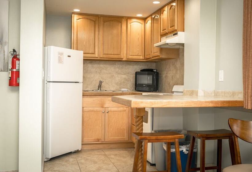 إستوديو قياسى, Ragged Edge Resort & Marina