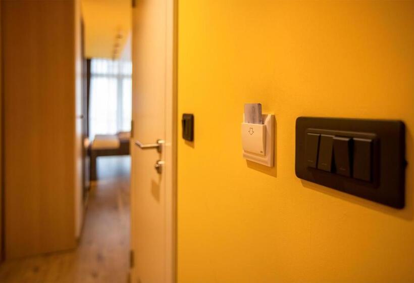 اتاق استاندارد, 4 Llulla