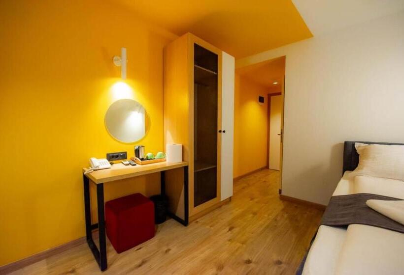 اتاق استاندارد سه نفره, 4 Llulla