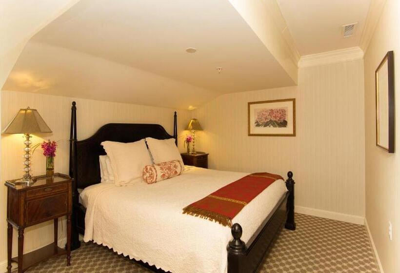 Номер Deluxe Вид на Море Боковой, Saybrook Point Resort & Marina