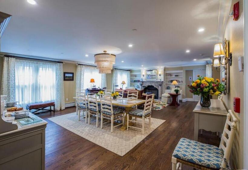 غرفة قياسية رباعية مزودة بشُرفة, Saybrook Point Resort & Marina