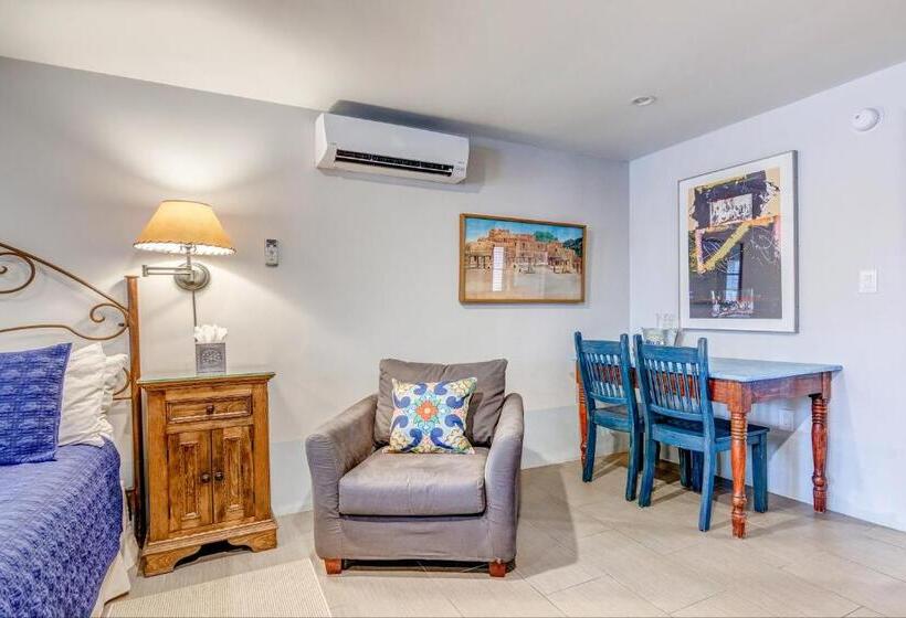 带大床的标准工作室, Santa Fe Motel & Inn