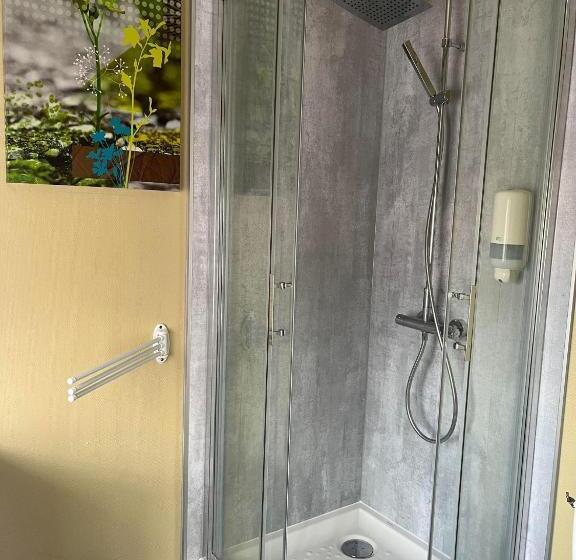 חדר סטנדרט לשלושה עם נוף לגינה, Hôtel Les Jardins Dunkerque Center