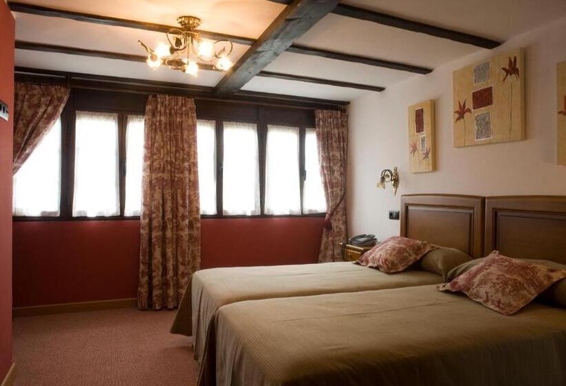 اتاق استاندارد سه نفره, El Foyu